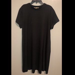*Solid short sleeve black dress. Cute!*